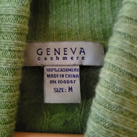 Geneve Cashmere Women's Green Cable Knit Turtleneck Sweater - Picture 3 of 4
